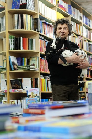 Iulian Filip, mascota librariei din hol. doi
