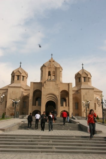 Biserica, un simbol al statalității Armeniei. Este peste drum de fotografia interzisă.